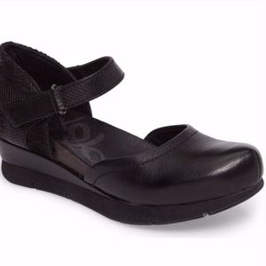 New! OTBT Women's Companion Mary Jane Wedge, Black